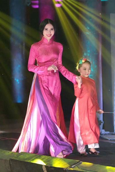 Trà Giang làm vedette áo dài