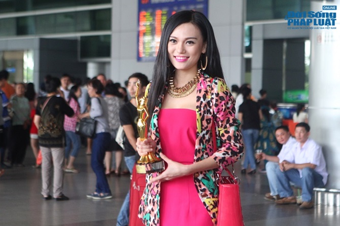 Người đẹp nude bên ngựa thi 