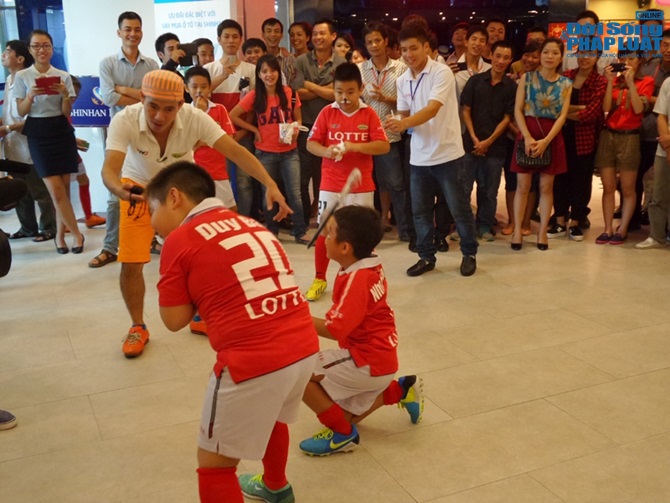 Ngọc Châm, Xuân Bắc rèn sự dũng cảm cho các cầu thủ nhí