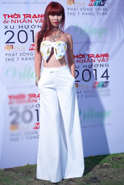 Siêu mẫu Hà Anh và gu thời trang hở 