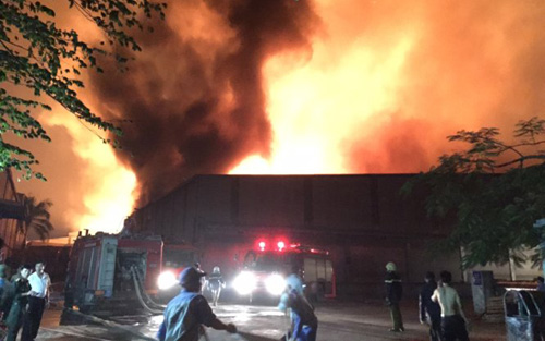 Lửa rực trời tại Khu công nghiệp Quang Minh, Mê Linh, Hà Nội Lửa rực trời tại Khu công nghiệp Quang Minh, Mê Linh, Hà Nội