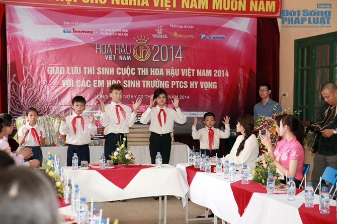 Thí sinh thi Hoa hậu Việt Nam 2014 làm từ thiện 