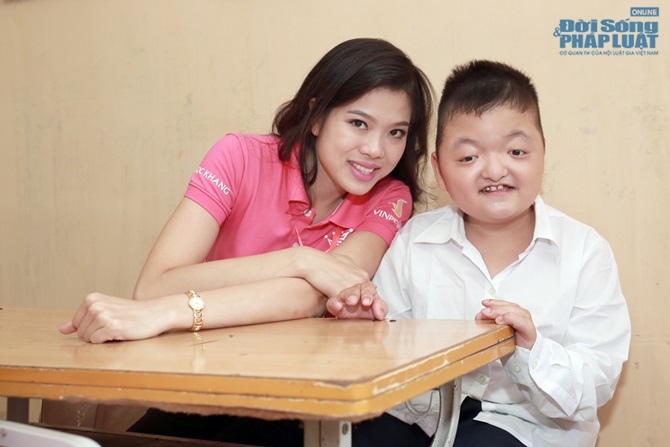 Thí sinh thi Hoa hậu Việt Nam 2014 làm từ thiện 