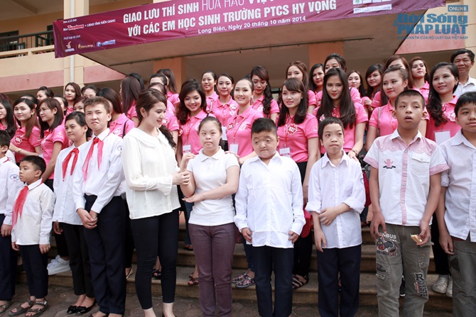 Thí sinh thi Hoa hậu Việt Nam 2014 làm từ thiện 