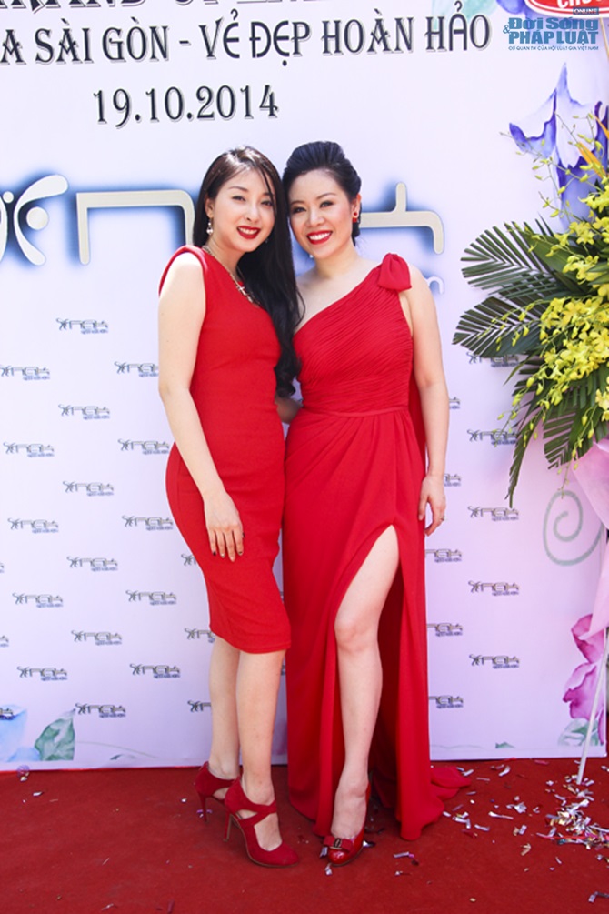 Á hậu Trà Giang lả lơi vòng 1 bên Lê Minh Trung