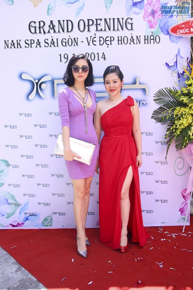 Á hậu Trà Giang lả lơi vòng 1 bên Lê Minh Trung