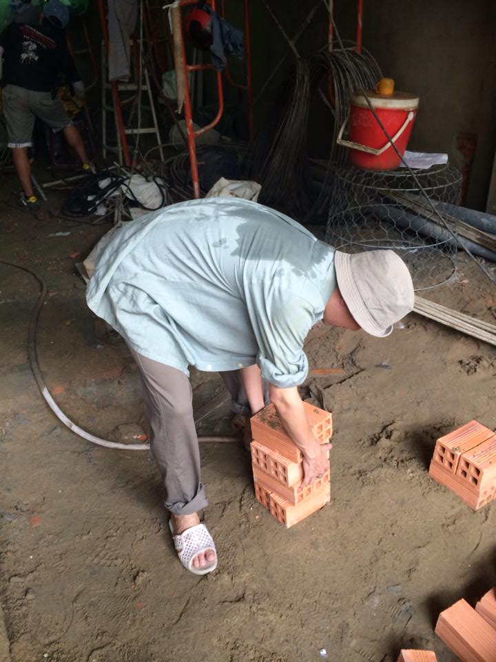 Đàm Vĩnh Hưng bốc gạch, xúc cát kiếm tiền 