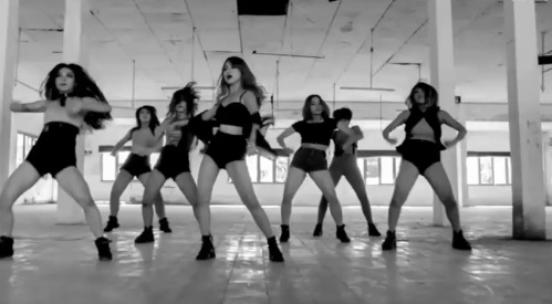 Clip: Sĩ Thanh khoe vũ đạo nóng bỏng mê hoặc khán giả Clip: Sĩ Thanh khoe vũ đạo nóng bỏng mê hoặc khán giả