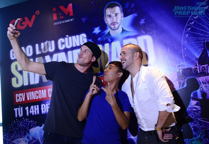  Shayne Ward và DJ Scott Kirby thân thiện với fans Hà Nội