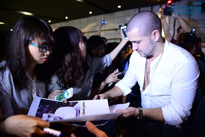 Shayne Ward và DJ Scott Kirby thân thiện với fans Hà Nội