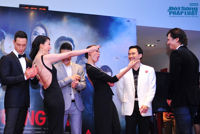 Trương Ngọc Ánh cười thích thú khi được Hà Việt Dũng hôn tay