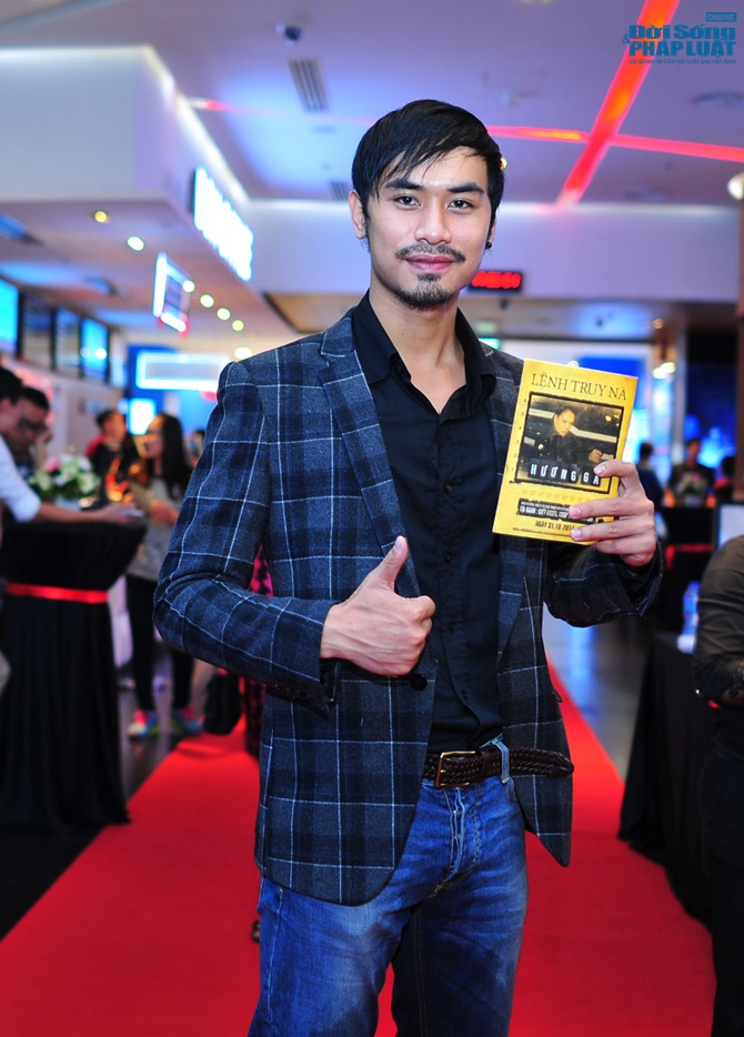 Trương Ngọc Ánh cười thích thú khi được Hà Việt Dũng hôn tay