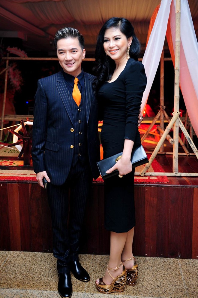 Cận cảnh chiếc bánh nửa tỷ đồng, lót 100 miếng vàng SJC của MrĐàm Cận cảnh chiếc bánh nửa tỷ đồng, lót 100 miếng vàng SJC của MrĐàm