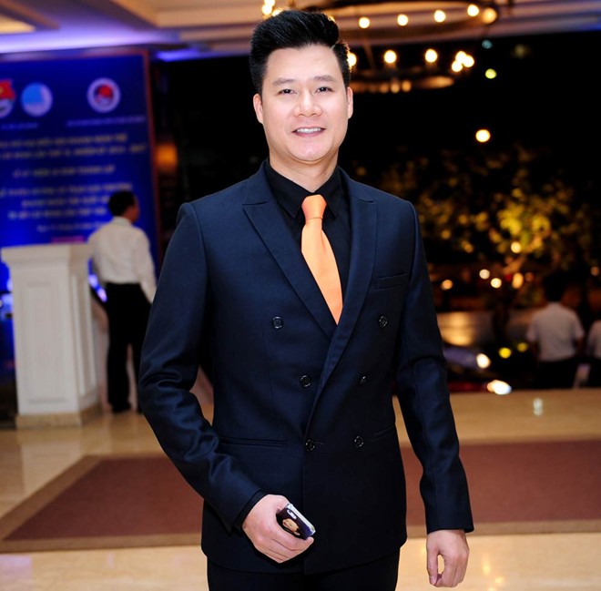 Cận cảnh chiếc bánh nửa tỷ đồng, lót 100 miếng vàng SJC của MrĐàm Cận cảnh chiếc bánh nửa tỷ đồng, lót 100 miếng vàng SJC của MrĐàm