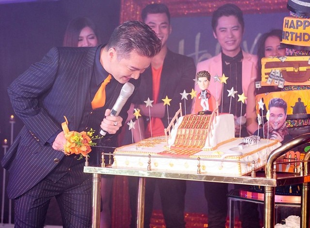 Cận cảnh chiếc bánh nửa tỷ đồng, lót 100 miếng vàng SJC của MrĐàm Cận cảnh chiếc bánh nửa tỷ đồng, lót 100 miếng vàng SJC của MrĐàm