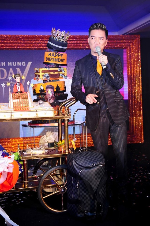 Cận cảnh chiếc bánh nửa tỷ đồng, lót 100 miếng vàng SJC của MrĐàm Cận cảnh chiếc bánh nửa tỷ đồng, lót 100 miếng vàng SJC của MrĐàm