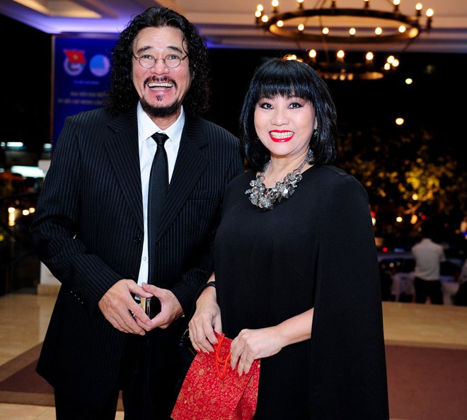 Cận cảnh chiếc bánh nửa tỷ đồng, lót 100 miếng vàng SJC của MrĐàm Cận cảnh chiếc bánh nửa tỷ đồng, lót 100 miếng vàng SJC của MrĐàm