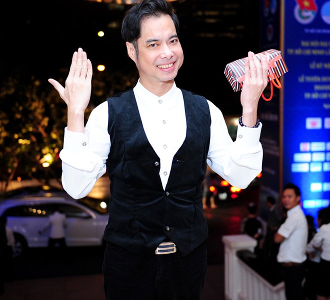 Cận cảnh chiếc bánh nửa tỷ đồng, lót 100 miếng vàng SJC của MrĐàm Cận cảnh chiếc bánh nửa tỷ đồng, lót 100 miếng vàng SJC của MrĐàm