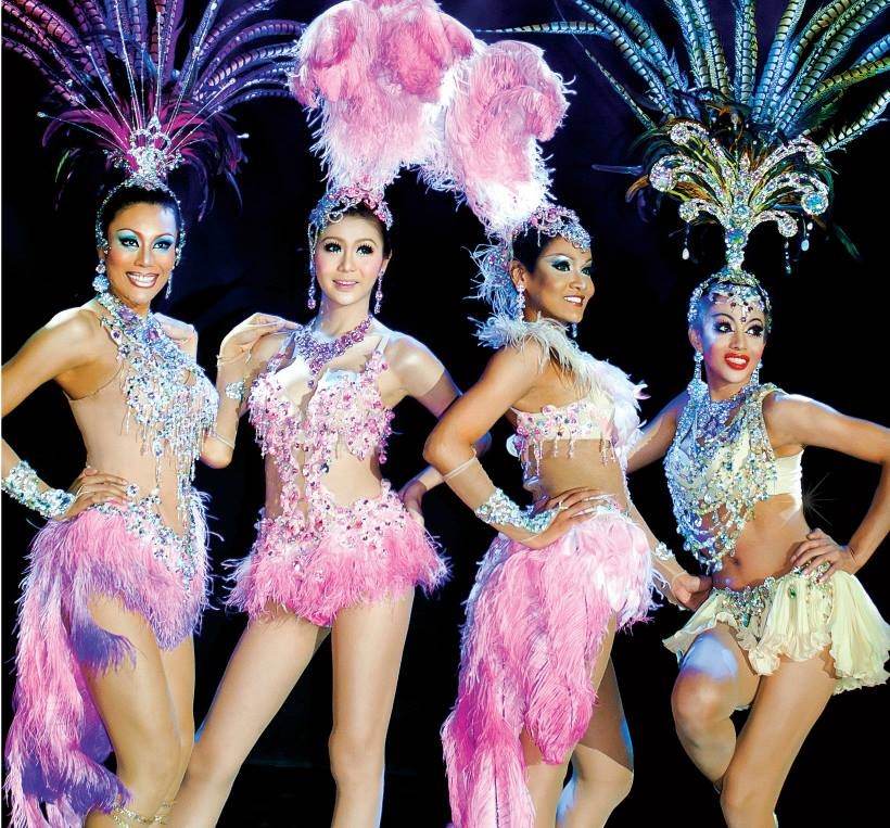 Halloween xem vũ công Thái Lan trình diễn Diva Carabet show