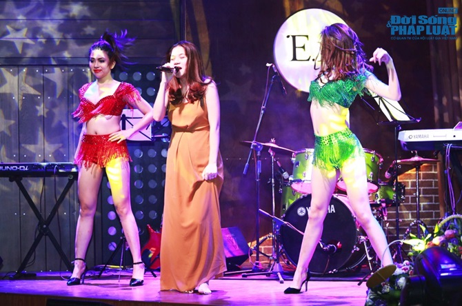 Mỹ Dung mang bầu lần 2, được chồng tháp tùng dự sự kiện