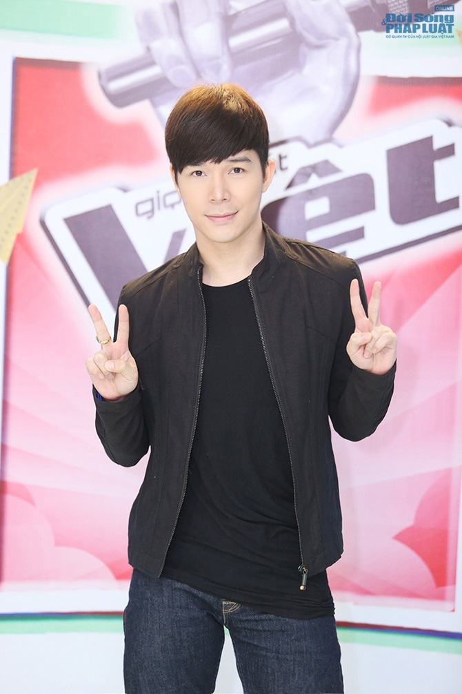 Quang Linh tạo dáng khó đỡ trêu chọc Nathan Lee