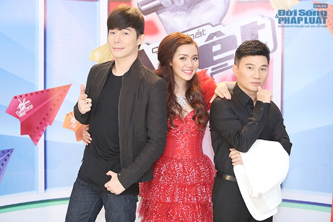 Quang Linh tạo dáng khó đỡ trêu chọc Nathan Lee