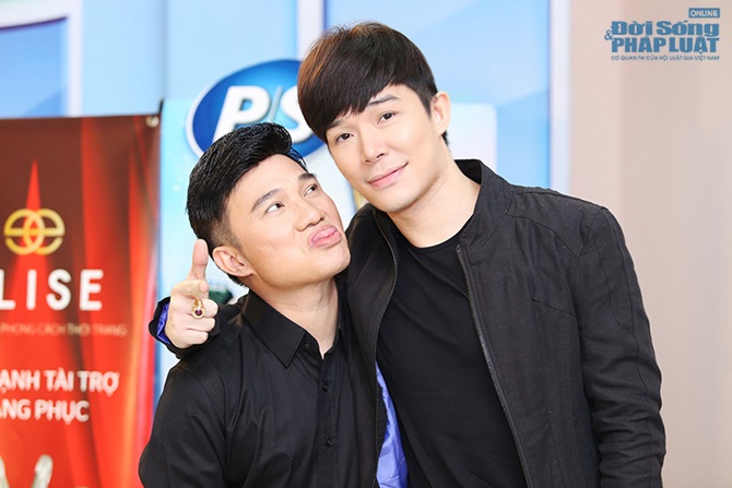 Quang Linh tạo dáng khó đỡ trêu chọc Nathan Lee Quang Linh tạo dáng khó đỡ trêu chọc Nathan Lee