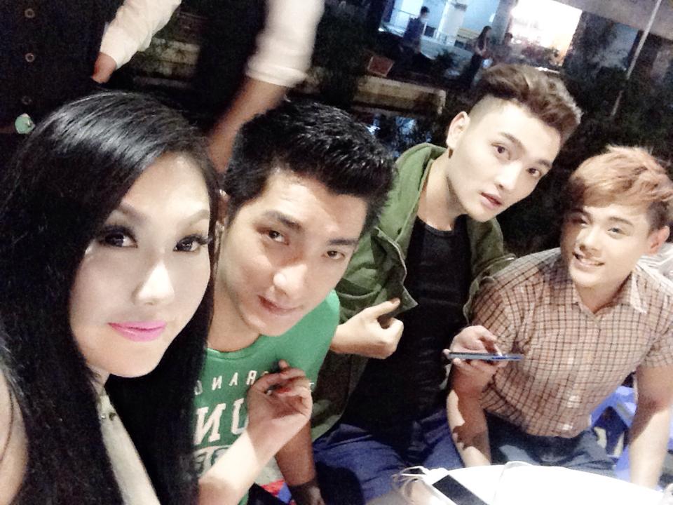 Thủy Tiên bị fans chê già, xấu; Kenny Sang là Hoa hậu thị phi Thủy Tiên bị fans chê già, xấu; Kenny Sang là Hoa hậu thị phi