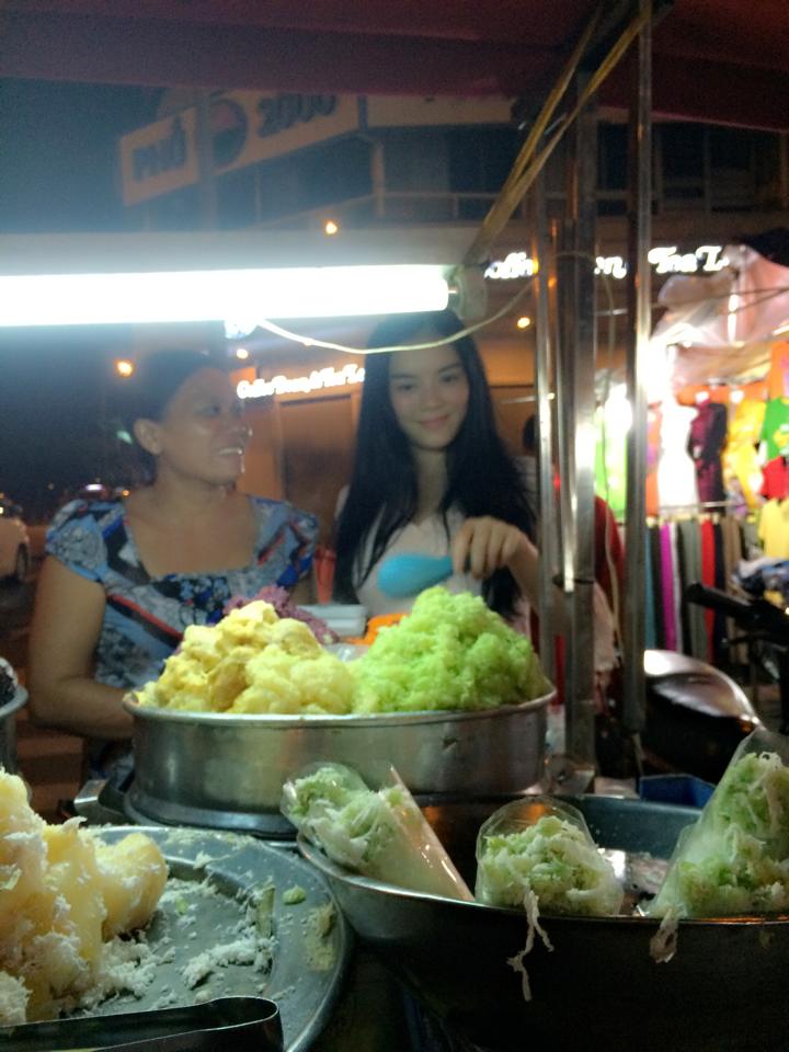 Hình ảnh khác lạ của Lý Nhã Kỳ khi ăn xôi, cơm bụi vỉa hè 