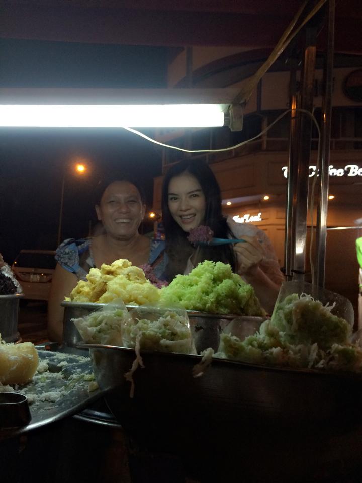 Hình ảnh khác lạ của Lý Nhã Kỳ khi ăn xôi, cơm bụi vỉa hè 