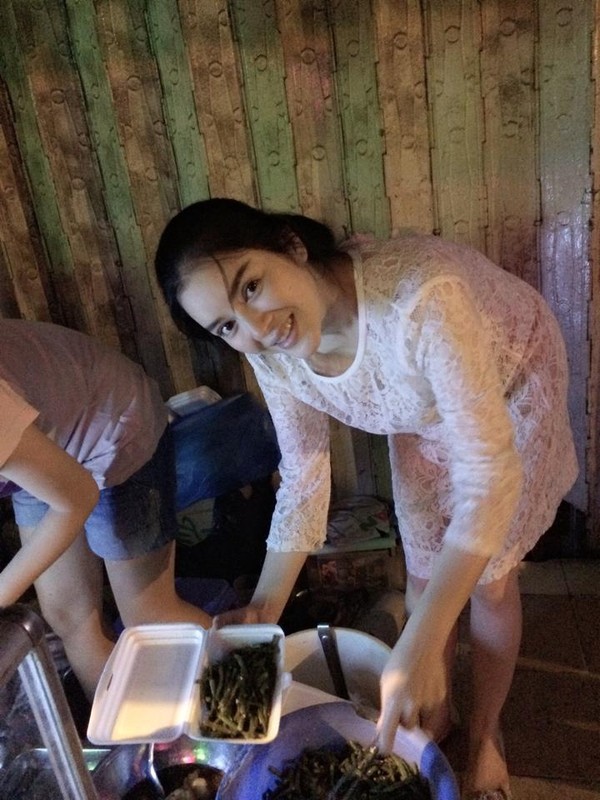 Hình ảnh khác lạ của Lý Nhã Kỳ khi ăn xôi, cơm bụi vỉa hè 