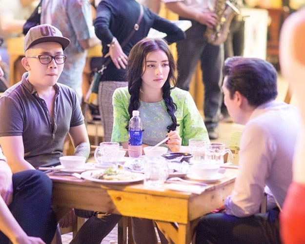 Hình ảnh khác lạ của Lý Nhã Kỳ khi ăn xôi, cơm bụi vỉa hè 