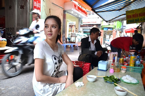 Hình ảnh khác lạ của Lý Nhã Kỳ khi ăn xôi, cơm bụi vỉa hè 