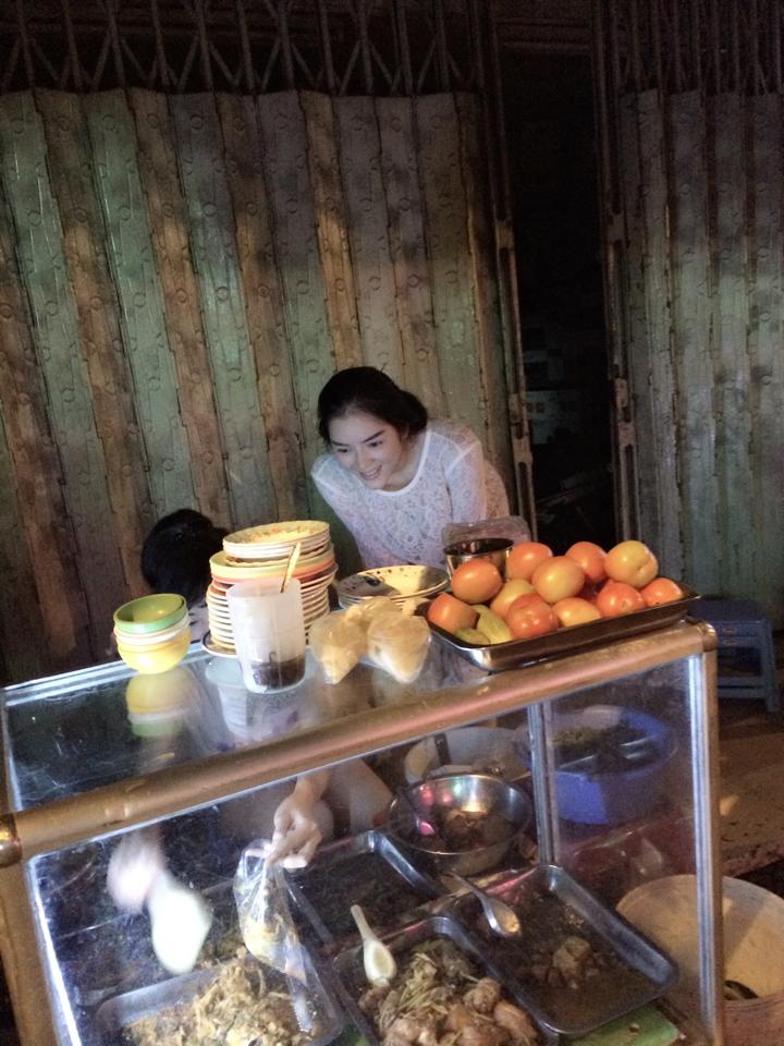 Hình ảnh khác lạ của Lý Nhã Kỳ khi ăn xôi, cơm bụi vỉa hè 