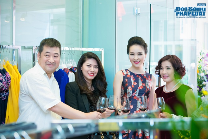 Biên tập viên Ngọc Trinh xinh đẹp đọ dáng cùng Á hậu Thụy Vân