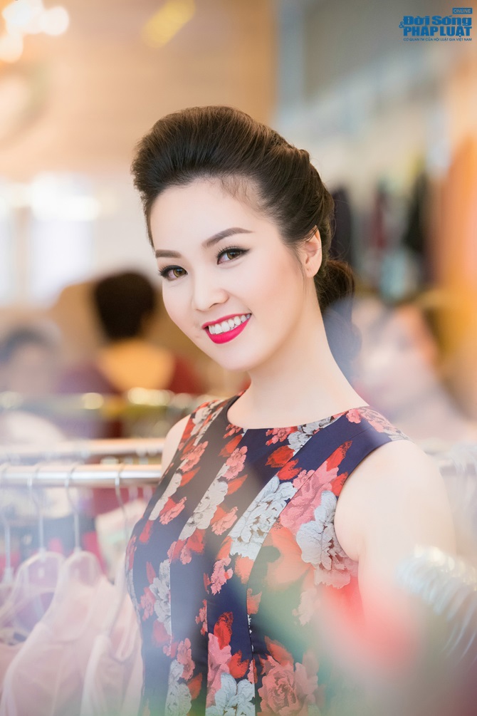 Biên tập viên Ngọc Trinh xinh đẹp đọ dáng cùng Á hậu Thụy Vân