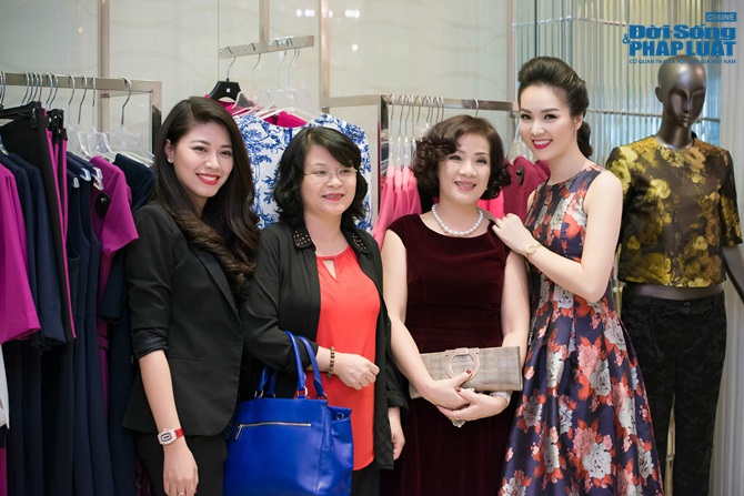 Biên tập viên Ngọc Trinh xinh đẹp đọ dáng cùng Á hậu Thụy Vân