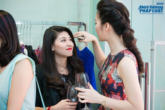 Biên tập viên Ngọc Trinh xinh đẹp đọ dáng cùng Á hậu Thụy Vân