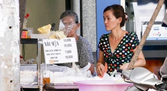 Angela Phương Trinh giàu sang,phú quý vẫn để ba mẹ bán ốc,bán xôi