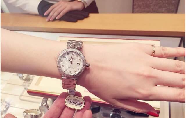 Angela Phương Trinh giàu sang,phú quý vẫn để ba mẹ bán ốc,bán xôi