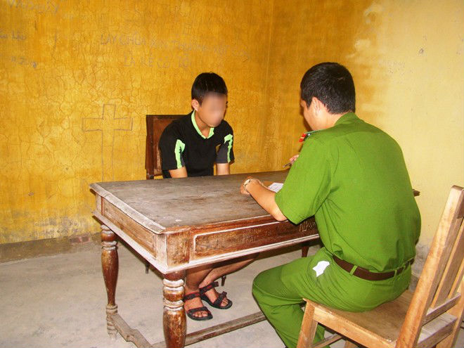 Trộm xe hung hãn giằng súng với công an, đạn găm trúng ngực Trộm xe hung hãn giằng súng với công an, đạn găm trúng ngực