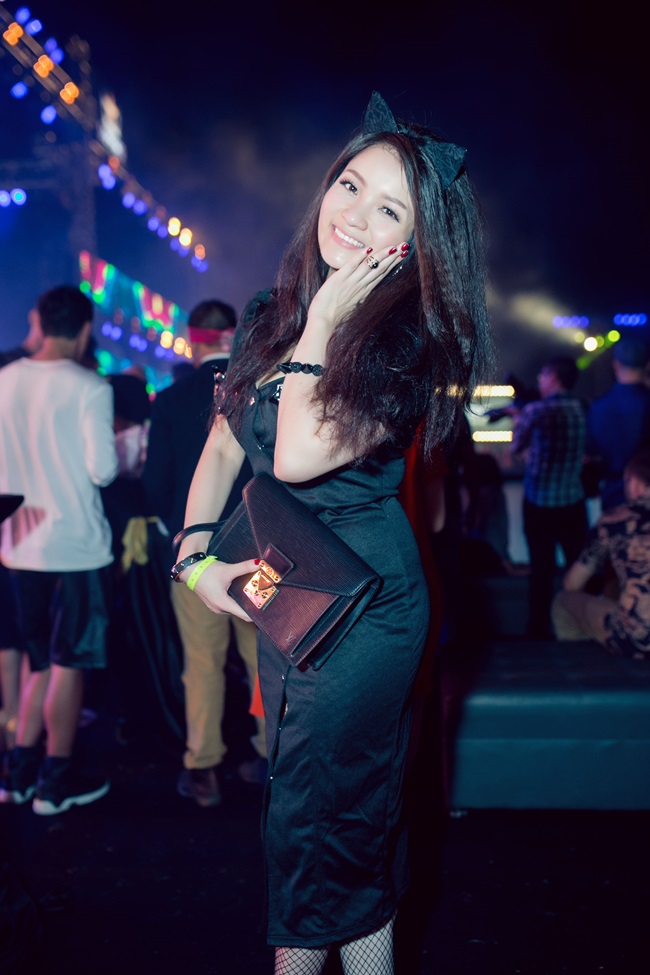 Thuỷ Top làm cô mèo đen gợi cảm Halloween Thuỷ Top làm cô mèo đen gợi cảm Halloween