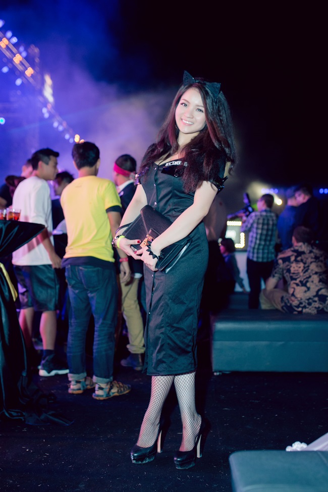 Thuỷ Top làm cô mèo đen gợi cảm Halloween Thuỷ Top làm cô mèo đen gợi cảm Halloween