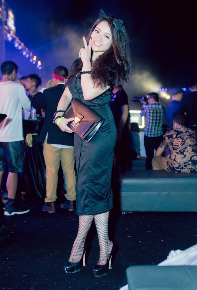 Thuỷ Top làm cô mèo đen gợi cảm Halloween Thuỷ Top làm cô mèo đen gợi cảm Halloween