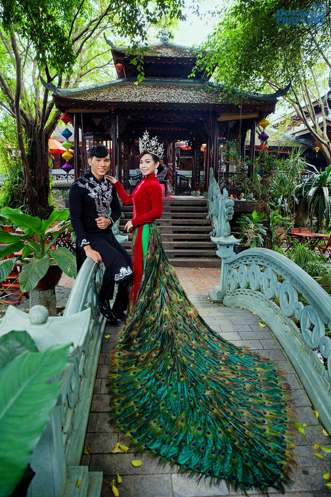 Siêu mẫu Ngọc Tình thắm thiết bên người đẹp diện áo dài đuôi công