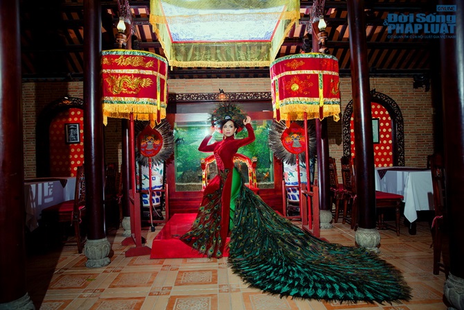 Siêu mẫu Ngọc Tình thắm thiết bên người đẹp diện áo dài đuôi công