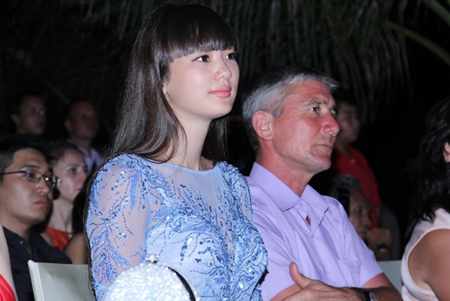 “Nữ thần bóng chuyền” U19 Sabina diện áo dài Việt Nam cực xinh