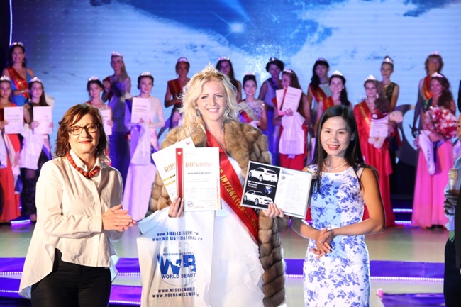 “Nữ thần bóng chuyền” U19 Sabina diện áo dài Việt Nam cực xinh