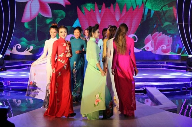 “Nữ thần bóng chuyền” U19 Sabina diện áo dài Việt Nam cực xinh