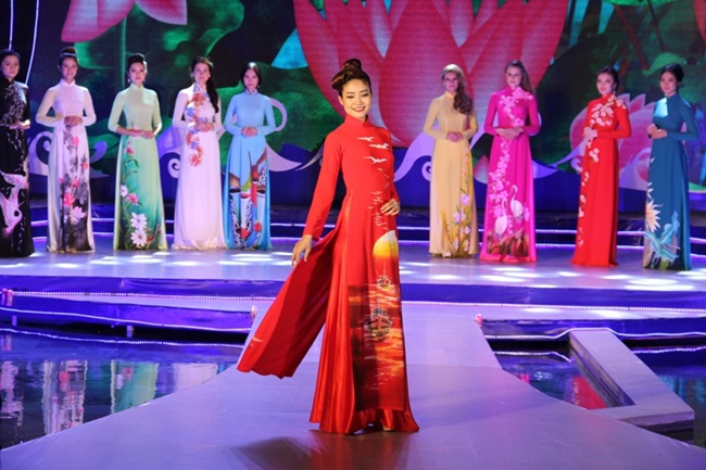 “Nữ thần bóng chuyền” U19 Sabina diện áo dài Việt Nam cực xinh